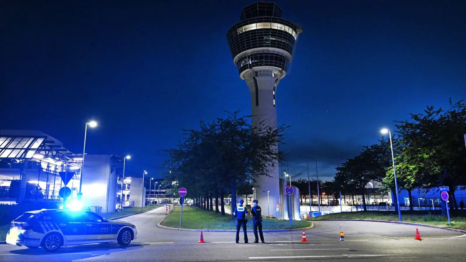 Wegen Feueralarms wurde der Flughafen-Tower evakuiert. (Foto: Sven Hoppe/dpa)