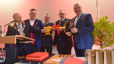 Symbolisch bekamen die Feuerwehr und die Stadtkapelle den Schlüssel überreicht. Das Bild zeigt (von links) Michael Trzybinski, Frank Hofmann, Dieter Jakoby, Stefan Sterner und Joachim Herrmann. (Foto: Gerhard Krämer)