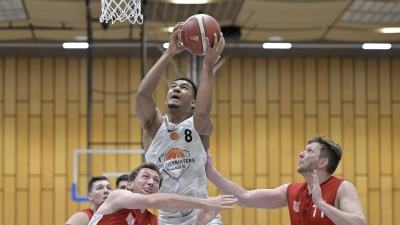 Aaron Lachner zieht hier im Spiel gegen Treuchtlingen zum Korb und ist für Neustadt bisher der Topscorer in den Playdowns. (Foto: Martin Rügner)