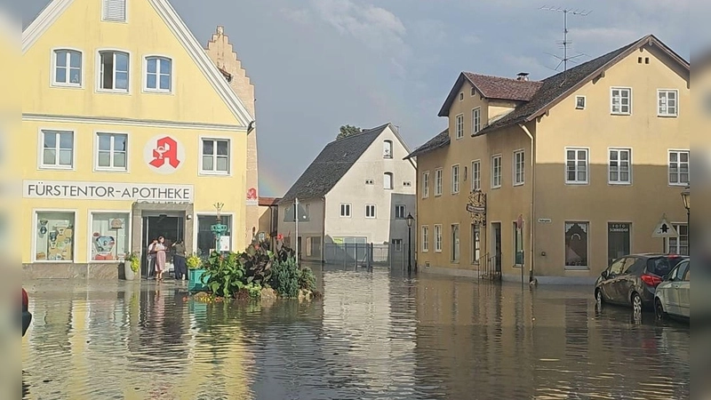 In Greding stand der Marktplatz unter Wasser. (Handout) (Foto: -/Feuerwehr Greding/dpa)