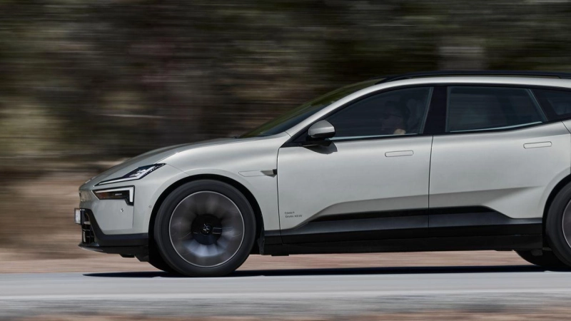 Ein SUV für den Alltag – und fürs Urlaubsgepäck: Mit verlängertem Dach und größerem Kofferraum ergänzt Polestar den Polestar 4 um eine zweite Karosserieform. (Foto: Patrick Gosling/Polestar/dpa-tmn)