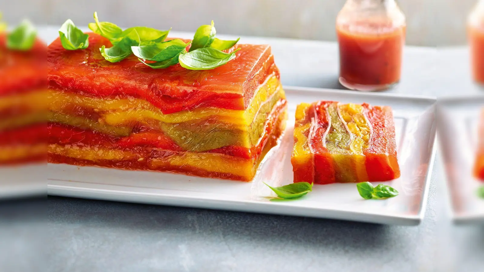 Sieht aus wie ein Gemälde: Kräftige Rot-, Gelb- und Grüntöne verwandeln die Terrine in einen Hingucker. (Foto: Hubertus Schüler/Becker Joest Volk Verlag/dpa-tmn)