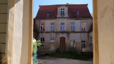 Das Hauptgebäude des Marstallkomplexes ist im Besitz der Gemeinde und wurde vielseitig genutzt. Es war Sitz des Ortsvogtes, Gaststätte, Wohngebäude und Metzgerei. Seit fast 20 Jahren steht das Gebäude leer. (Foto: Walter Oberhäußer)