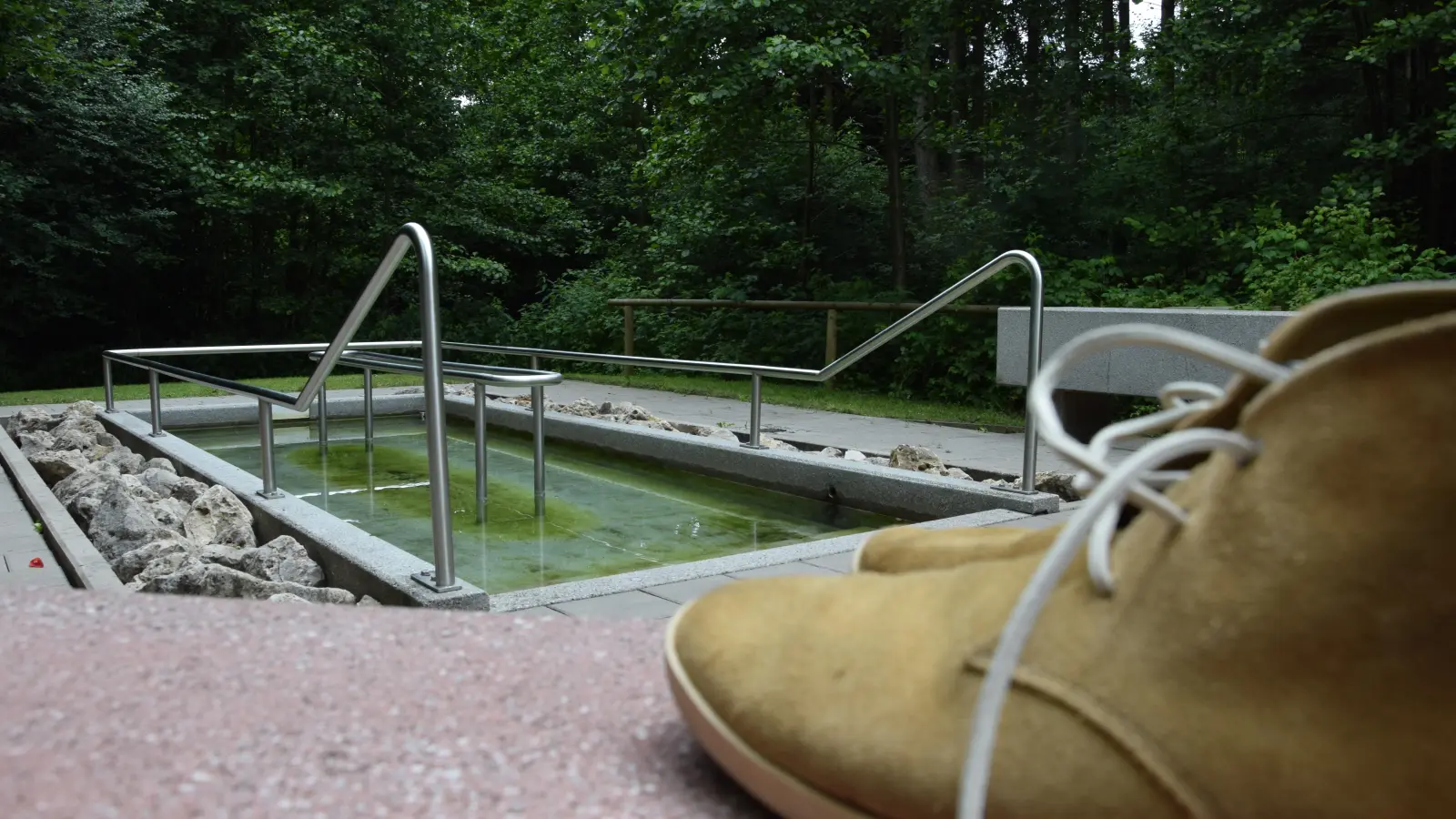 Die Kneipp-Anlage in Ansbach: Schuhe bleiben natürlich außen! (Foto: Florian Schwab)