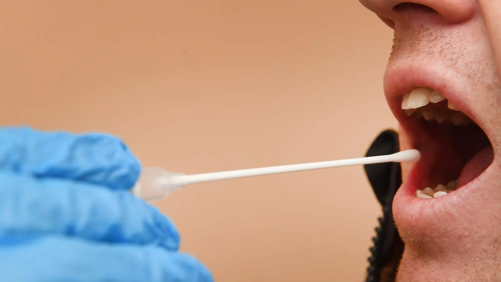 Ein Betrugsversuch mit einem Vaterschaftstest war Thema einer Gerichtsverhandlung am Amtsgericht Dillingen. (Symbolbild) (Foto: Stefan Sauer/dpa)