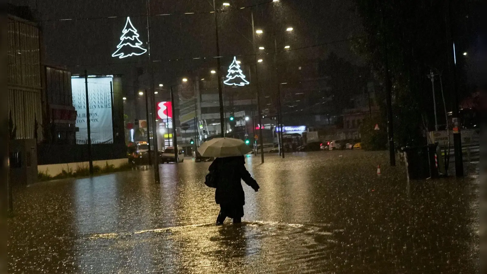 Der Sturm richtete in verschiedenen Ländern des Mittelmeers - wie hier in Griechenland - erhebliche Schäden an. (Foto: Petros Giannakouris/AP/dpa)
