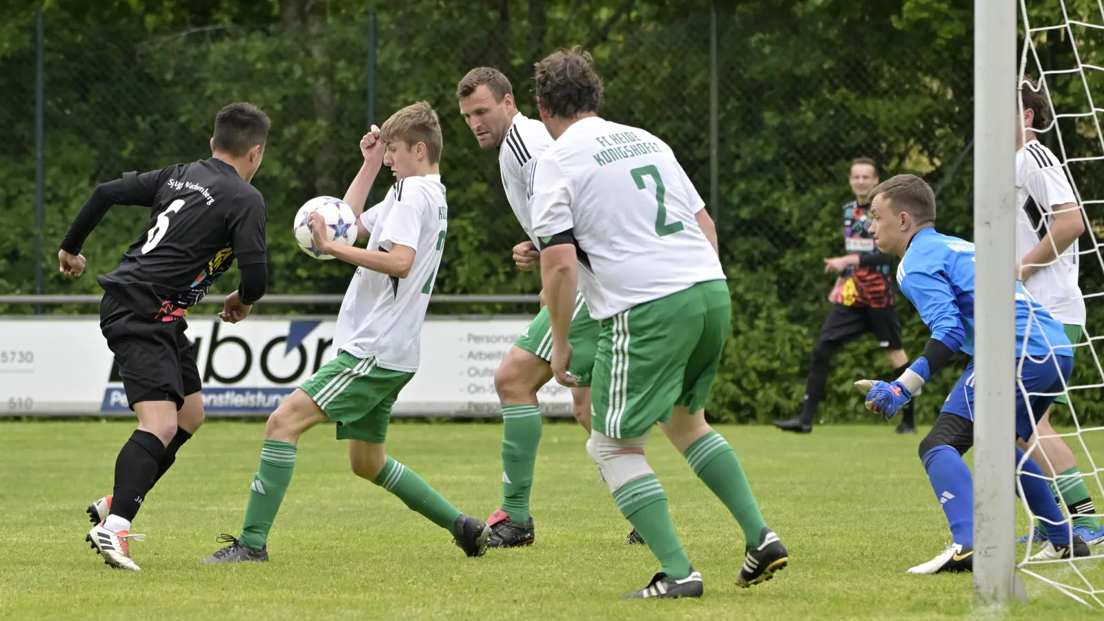Aufmerksam: Torwart David Hakstetter (rechts, Königshofen). (Foto: Martin Rügner)