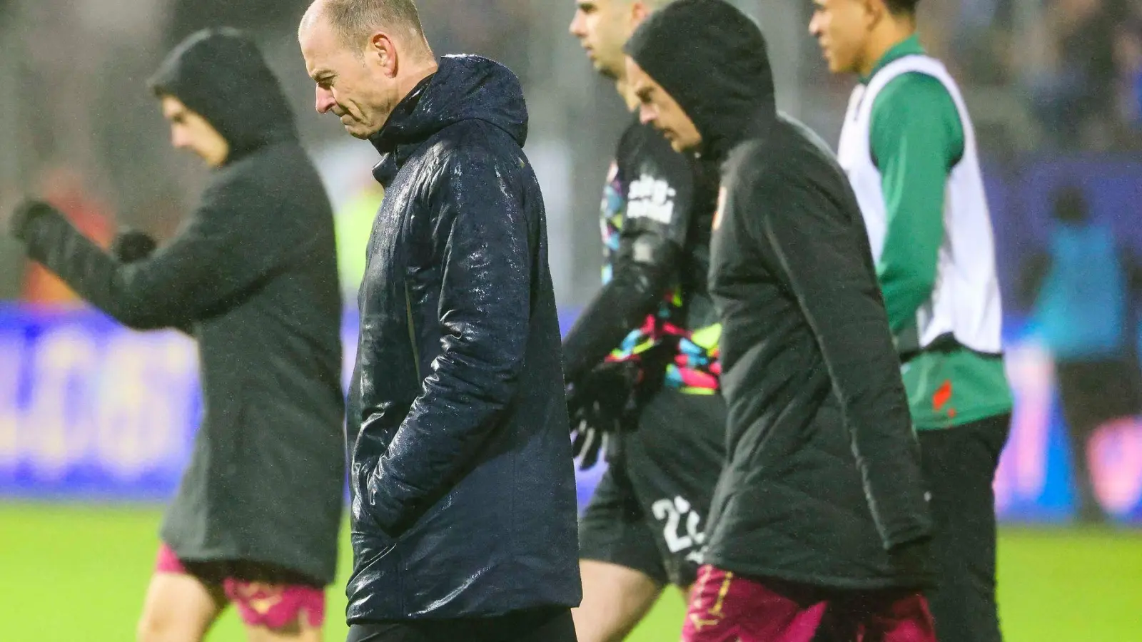 Restlos bedient: Augsburgs Trainer Jess Thorup (2.v.l.) nach der 1:5-Hinspiel-Niederlage in Kiel.  (Foto: Frank Molter/dpa)