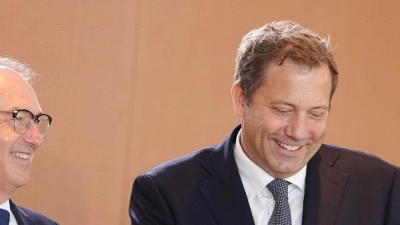 Klingbeil leitete als Vizekanzler das Kabinett - und setzte gleich mehrere seiner Gesetze auf die Tagesordnung.  (Foto: Kay Nietfeld/dpa)