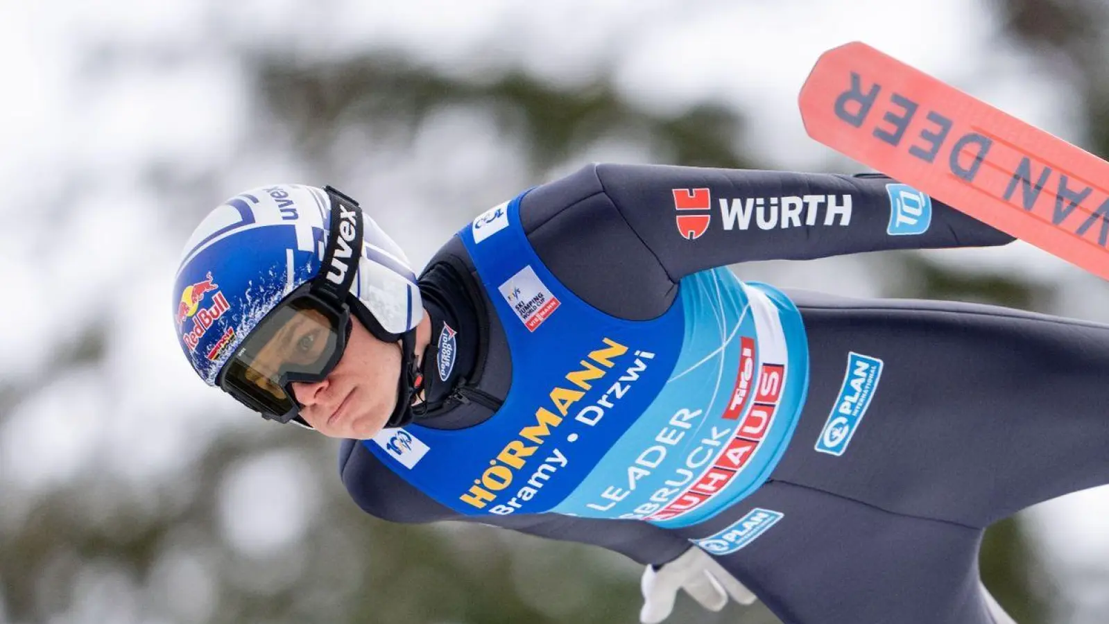Andreas Wellinger hat den Gesamtsieg bei der Vierschanzentournee fest im Blick. (Foto: Georg Hochmuth/APA/dpa)