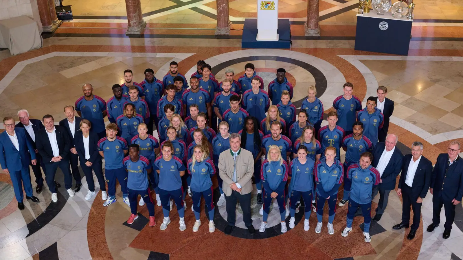 Der FC Bayern bei einer Ehrung in der Staatskanzlei. (Foto: Sven Hoppe/dpa)