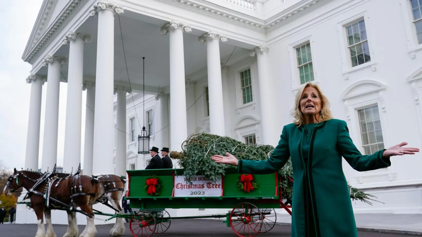 Jill Biden nimmt den offiziellen Weihnachtsbaum für das Weiße Haus in Empfang. (Foto: Susan Walsh/AP)