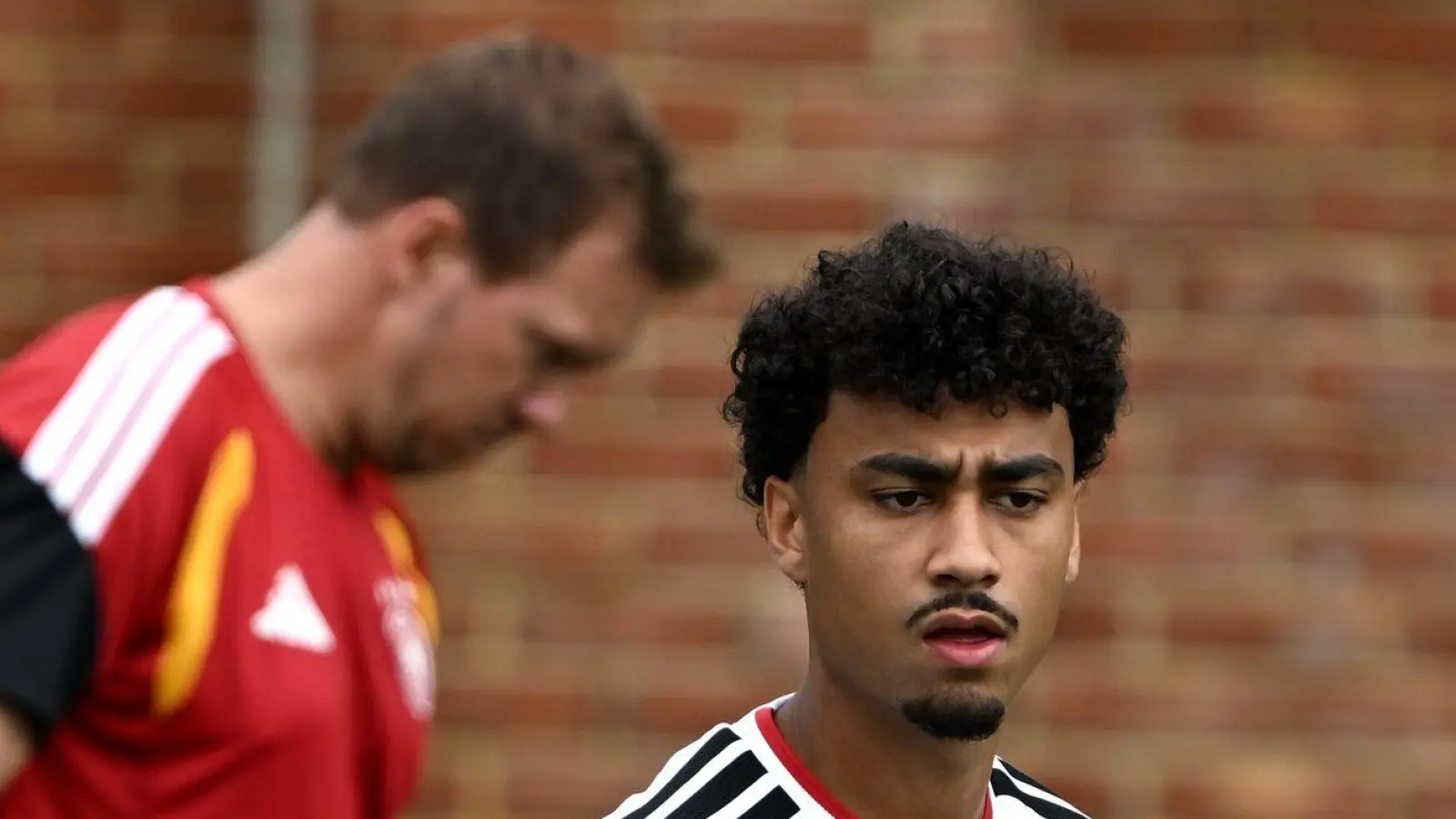 Gute Nachricht für den Bundestrainer (l): Nathaniel Brown ist beim Abschlusstraining dabei. (Foto: Federico Gambarini/dpa)