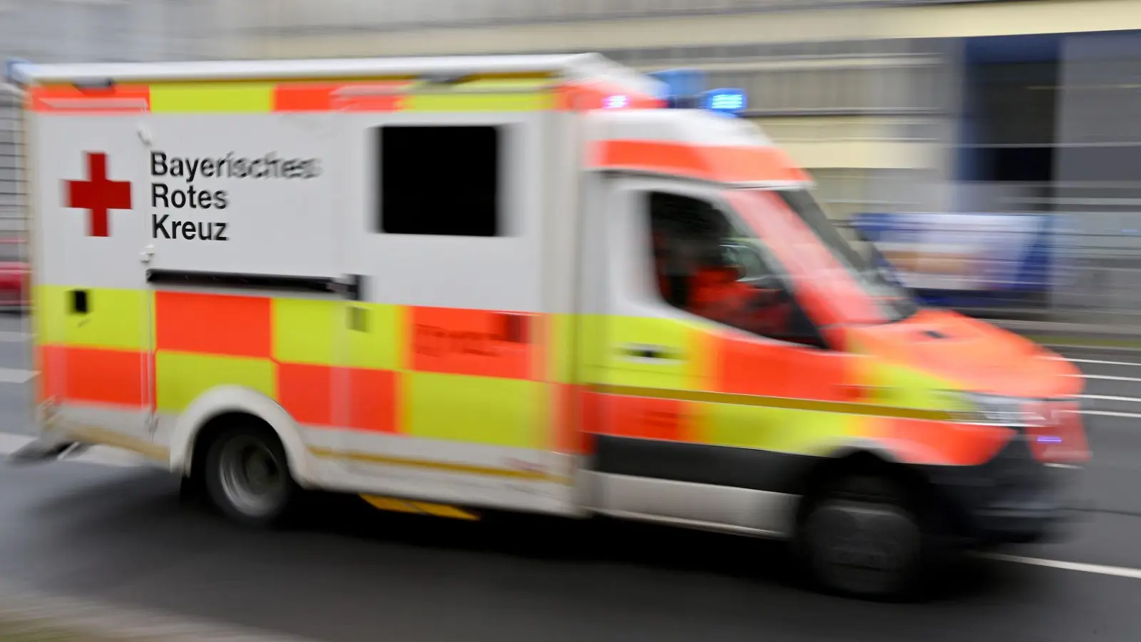 Der Rettungsdienst brachte den 92-Jährigen in ein Krankenhaus. (Symbolbild) (Foto: Peter Kneffel/dpa)