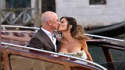 Ein Kuss im Wassertaxi: Jeff Bezos und Lauren Sánchez (Foto: Luca Bruno/AP/dpa)