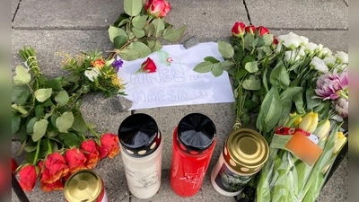 Zum Jahrestag wurde vor allem der beiden Getöteten gedacht, eine Mutter mit ihrer kleinen Tochter. (Archivfoto) (Foto: Sabine Dobel/dpa)