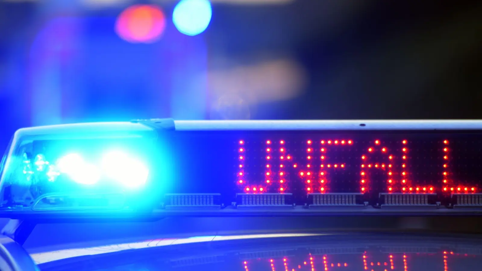 Die Fahrerin und eine vierköpfige Familie im zweiten Auto kommen ins Krankenhaus. (Symbolbild) (Foto: Stefan Puchner/dpa)