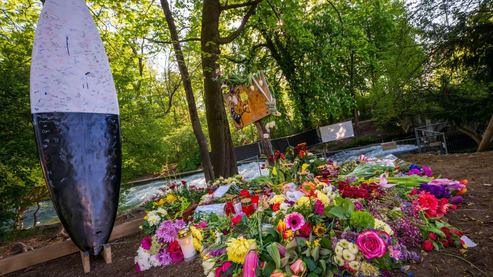 Kerzen und Blumen erinnern an die tödlich verunglückte Surferin.   (Foto: Peter Kneffel/dpa)