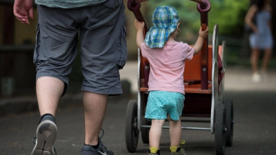 Eltern können künftig mit etwas mehr Elterngeld rechnen. (Symbolbild)  (Foto: Monika Skolimowska/dpa-Zentralbild/dpa)