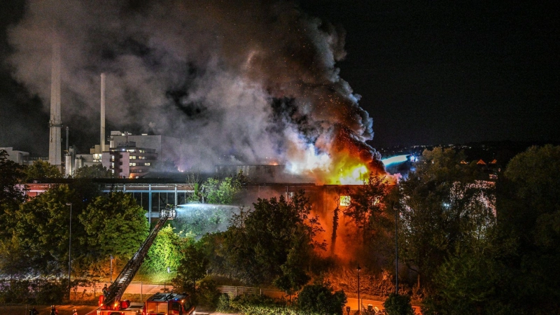 Eine Lagerhalle brennt in Ulm. (Foto: Marius Bulling/onw-images/dpa)