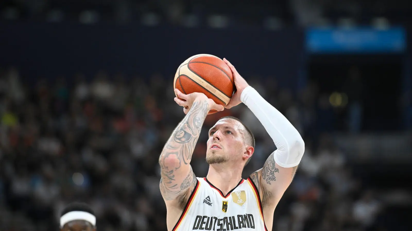 Daniel Theis glänzte bei seiner Priemier im Olympia-Sommer. (Foto: Gregor Fischer/dpa)