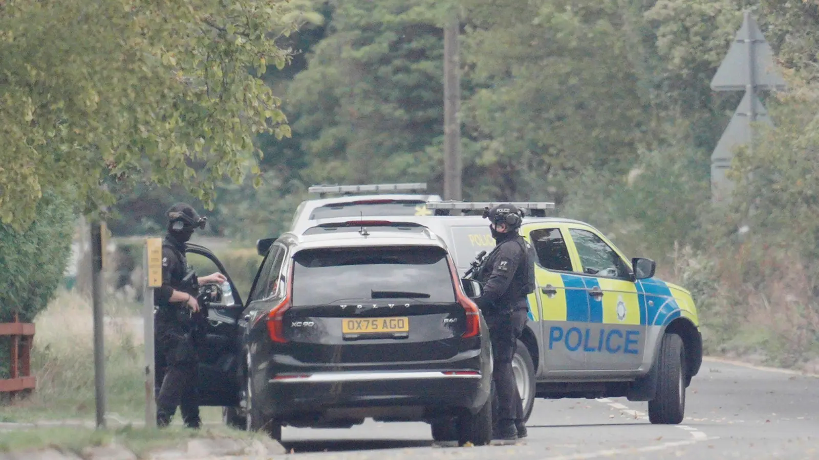 Die Polizei hatte in der Nähe des britischen Luftwaffenstützpunkts fünf Männer festgenommen.  (Foto: Ben Birchall/PA Wire/dpa)