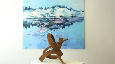 Zwei Exponate der Heilsbronner Ausstellung „Gegenwelten”, die Werke des Bildhauers Faxe Müller und der Malerin Gisela Krohn zeigt. (Foto: Martina Kramer)