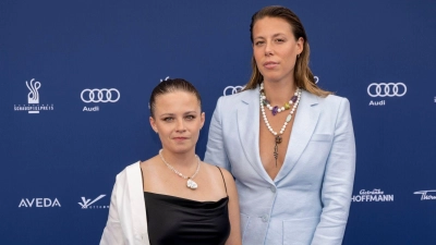 Jasna Fritzi Bauer (l) und Katharina Zorn bei der Verleihung des Deutschen Schauspielpreises 2022. (Foto: Monika Skolimowska/dpa)