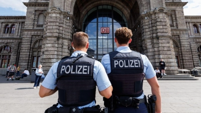 Seit längerem ermittelt die Polizei in Nürnberg im Umfeld des Hauptbahnhofs gegen mutmaßliche Drogendealer, die für sexuelle Übergriffe auf in manchen Fällen minderjährige Kundinnen verantwortlich sein sollen. (Symbolbild) (Foto: Daniel Karmann/dpa)