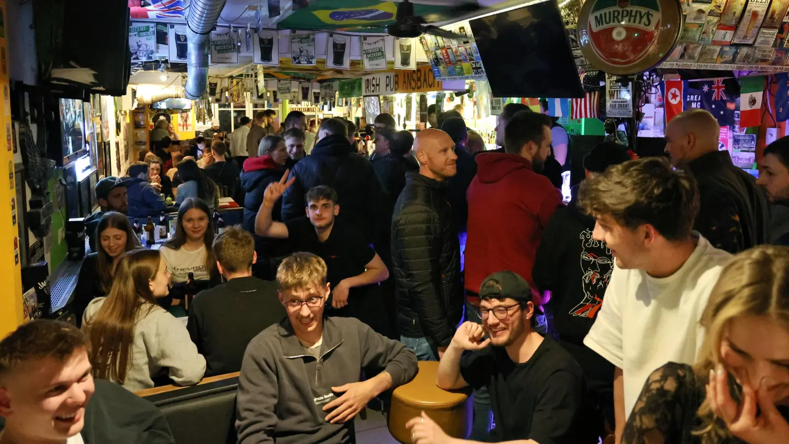 Partygäste im Irish Pub feiern und tanzen zu Cräcker Light. (Foto: Zeynel Dönmez)