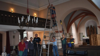 Für die große Jubiläumsfeier am 14. September wurde die Himmelfahrtskirche im Rahmen einer Putzaktion gründlich von freiwilligen Helferinnen und Helfern gereinigt. Die Stimmung war gut, wie nicht zu übersehen ist. (Foto: Ute Niephaus )