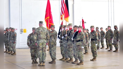Militärisches Zeremoniell in der US-Kaserne in Katterbach: Noch ist offen, ob die Zahl der dort stationierten Soldatinnen und Soldaten von der Ankündigung aus dem Pentagon, die amerikanischen Truppen in Deutschland reduzieren zu wollen, betroffen sein wird. (Foto: Irmeli Pohl)