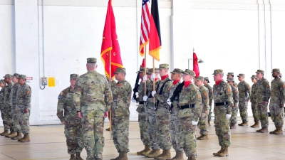 Zeremonie im Hubschrauber-Hangar: Oberstleutnant Eric Ackles, Oberst Bruce Bredlow und Oberstabsfeldwebel Jason Abitua (Mitte von links) bei der Übergabe der Bataillons-Flagge. (Foto: Irmeli Pohl)