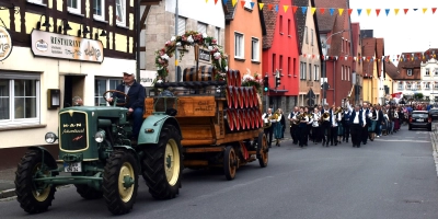 Der Kirchweihumzug zählt zu den Highlights der Pfingstkärwa in Wilhermsdorf.  (Foto: Gudrun Schwarz-Köhler)
