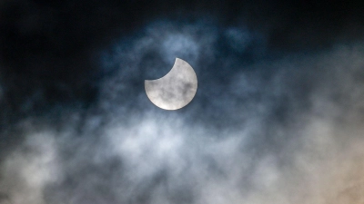 Am 12. August schiebt sich der Mond über Deutschland teilweise vor die Sonne. In Rothenburg können Neugierige die Teilsonnenfinsternis gemeinsam beobachten. (Foto: Axel Heimken/dpa/dpa-tmn)