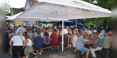 Rappelvoll war es auf dem Feuchtwanger „Scheireplatz“ wo zahlreiche Besucherinnen und Besucher drei Tage lang die „Feuchtwanger Bierkultur“ ausgelassen feierten. (Foto: Erich Herrmann)