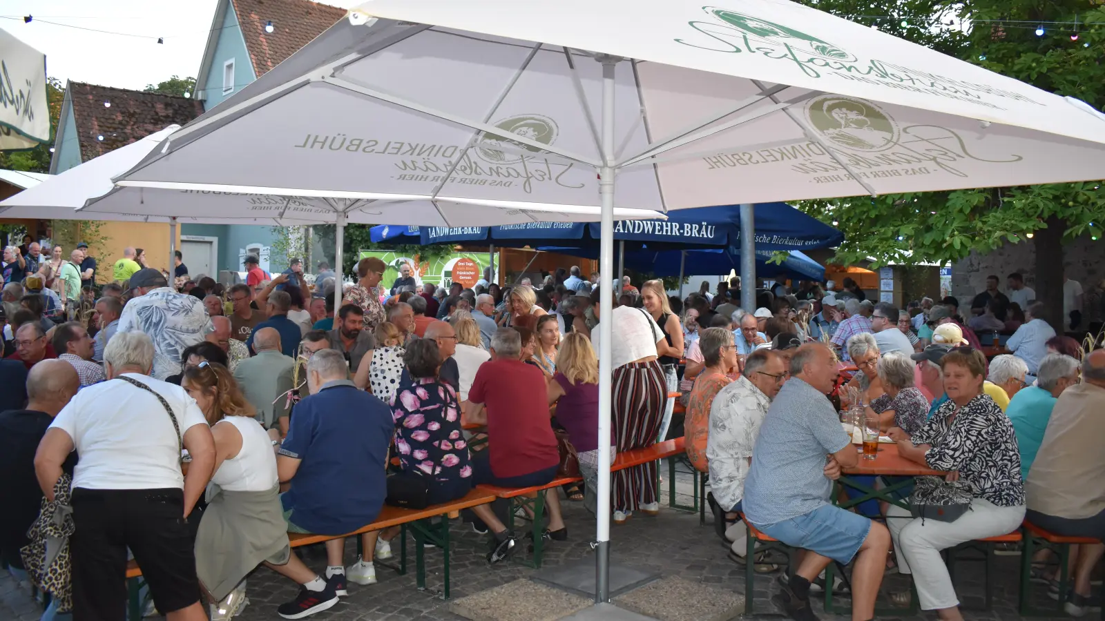 Rappelvoll war es auf dem Feuchtwanger „Scheireplatz“ wo zahlreiche Besucherinnen und Besucher drei Tage lang die „Feuchtwanger Bierkultur“ ausgelassen feierten. (Foto: Erich Herrmann)