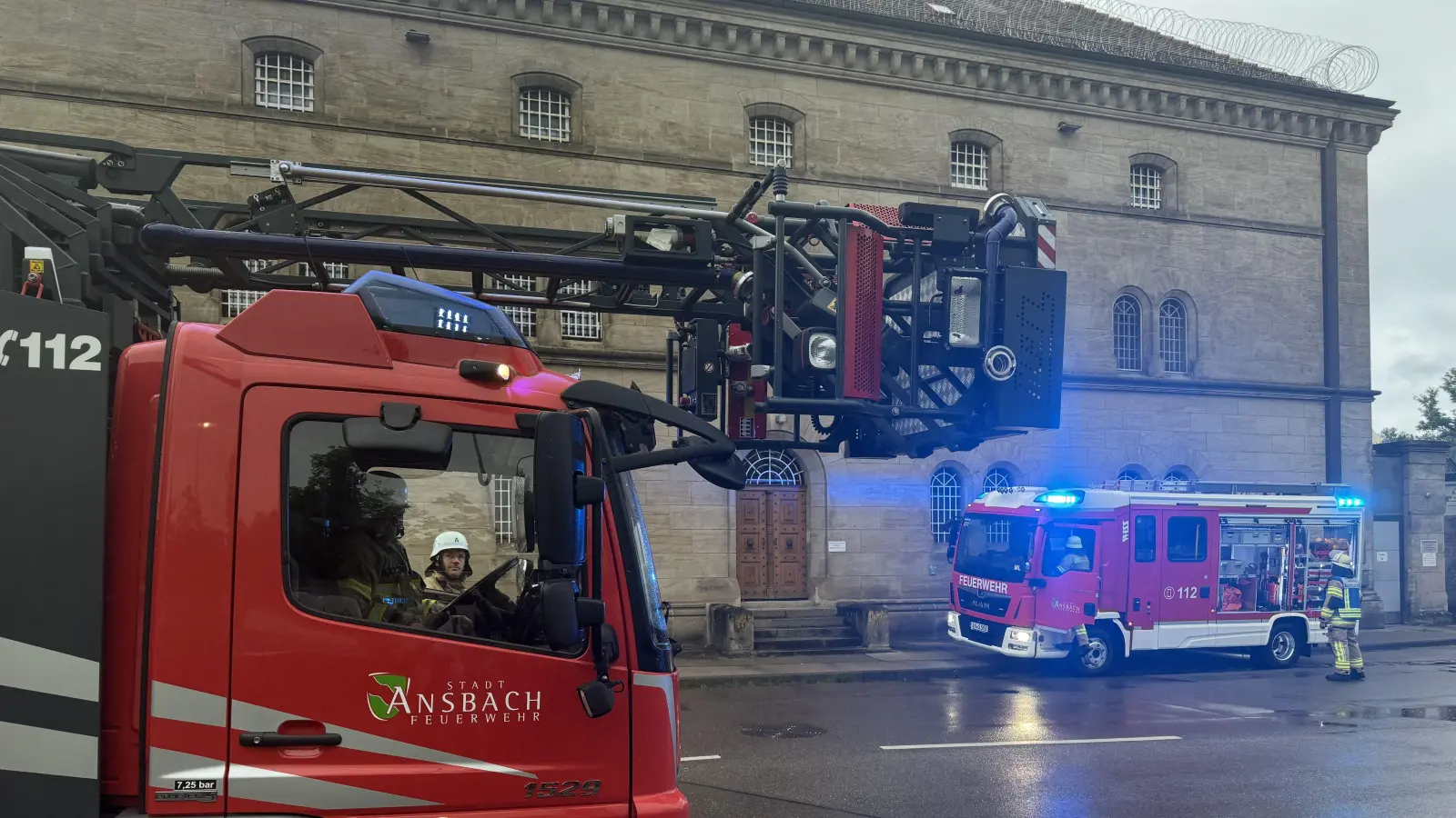 Die Ansbacher Feuerwehr fuhr am Montagabend in der Brauhausstraße auf. (Foto: Oliver Herbst)