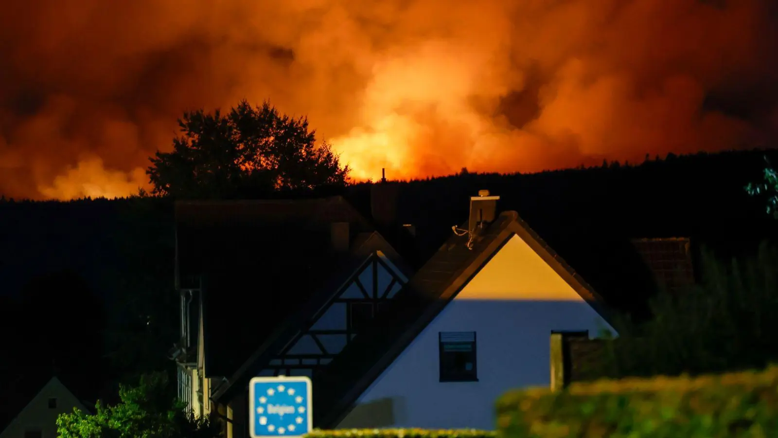 In Monschau-Kalterherberg wurden am Sonntagabend etwa 30 Bewohner evakuiert. (Foto: Thomas Banneyer/dpa)