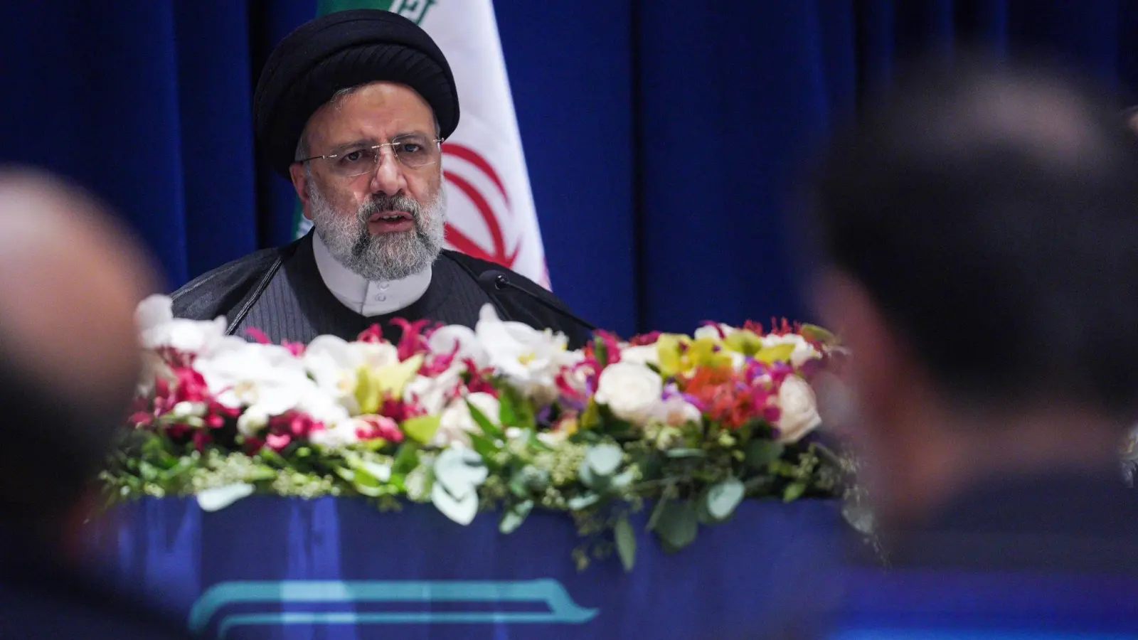 Irans Präsident Ebrahim Raisi auf einer Pressekonferenz im Rahmen seines Besuchs bei der UN-Generalversammlung in New York. (Foto: Bebeto Matthews/AP/dpa)