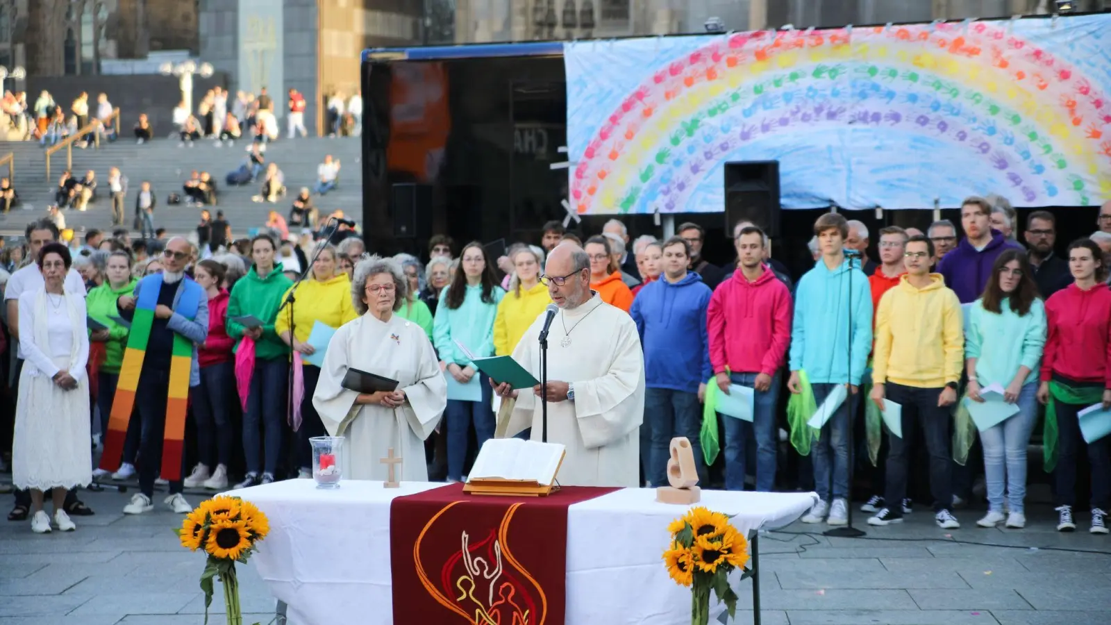 Pastoralreferent Manfred Becker-Irrnen hält eine Predigt beim Gottesdienst am Kölner Dom. (Foto: Sascha Thelen/dpa)