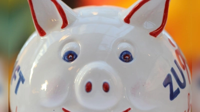 Das sprichwörtliche Sparschwein zahlt gar keine Zinsen. Doch auch bei den Banken sind die Erträge des angelegten Gelds unterschiedlich hoch. (Symbolbild) (Foto: Fredrik von Erichsen/dpa)