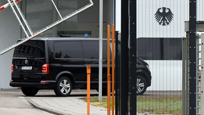 Der Beschuldigte wurde zum Ermittlungsrichter des BGH nach Karlsruhe gebracht. (Foto: Uli Deck/dpa)