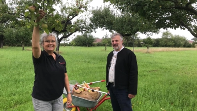 Ortstermin Streuobstwiese: Jutta Grießer von der Hesselberger Initiative und Harald Domscheit von der BN-Kreisgruppe Ansbach werben gemeinsam für die Besonderheiten der heimischen Kulturlandschaft. (Foto: Silvia Schäfer)