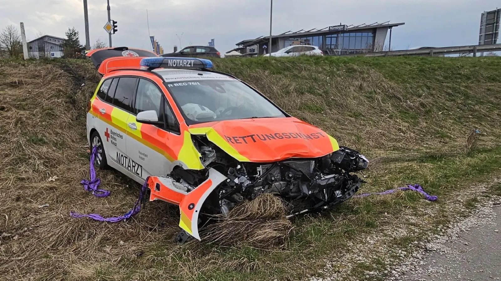 Der Fahrer des Notarztwagens prallte an einer Kreuzung bei Burgoberbach in einen anderen Pkw. (Foto: Wolfgang Grebenhof)