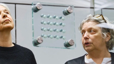 Daniela Klette (links) hat drei Verteidiger, darunter Undine Weyers. Die Anwälte wollen die Einstellung oder zumindest Aussetzung des Prozesses erreichen. (Archivbild) (Foto: Wolfgang Rattay/Reuters/Pool/dpa)