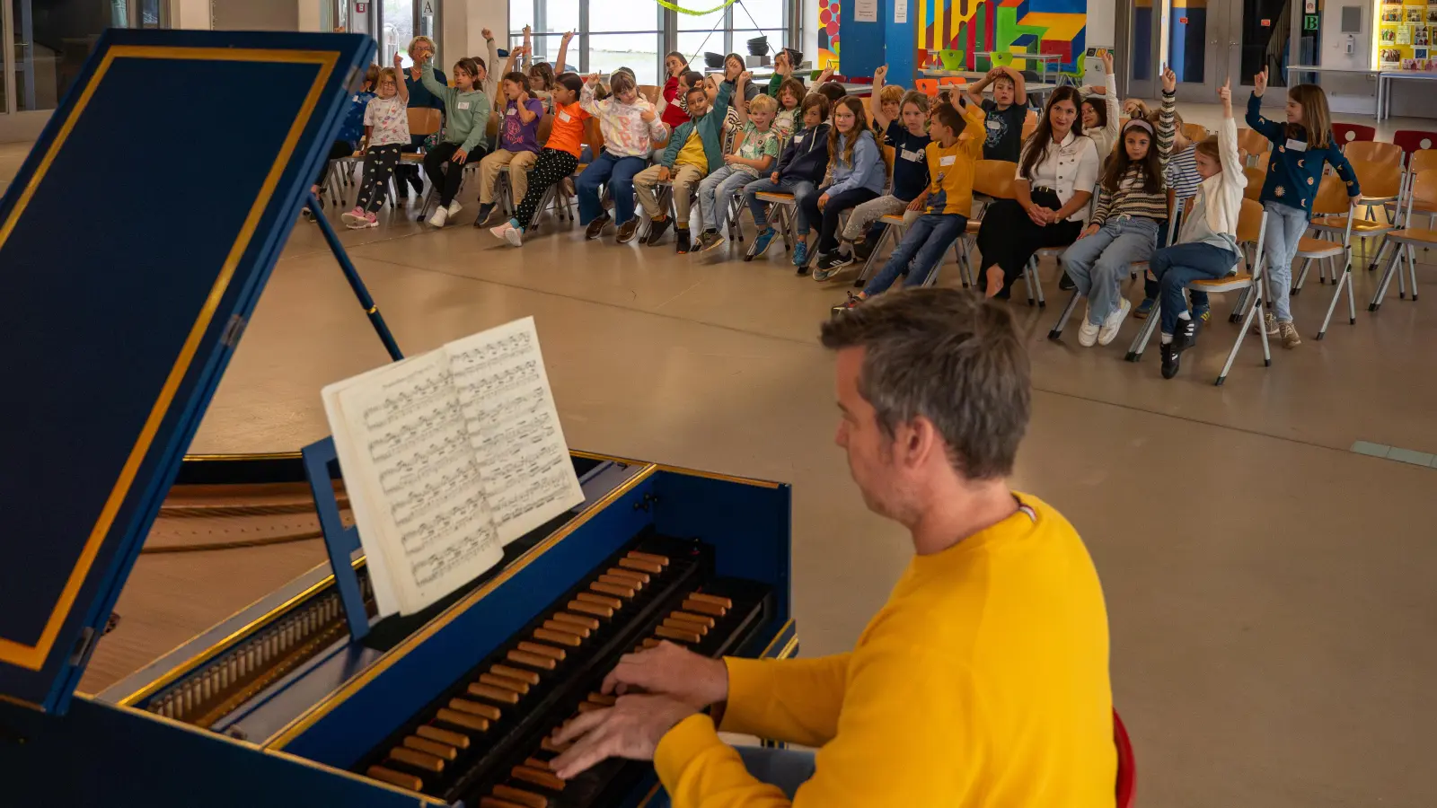 Johannes Mnich macht bei seinem Workshop-Besuch selbst Musik am Cembalo. Im Anschluss erzählt er eine witzige Geschichte.  (Foto: René Chlopotowski)