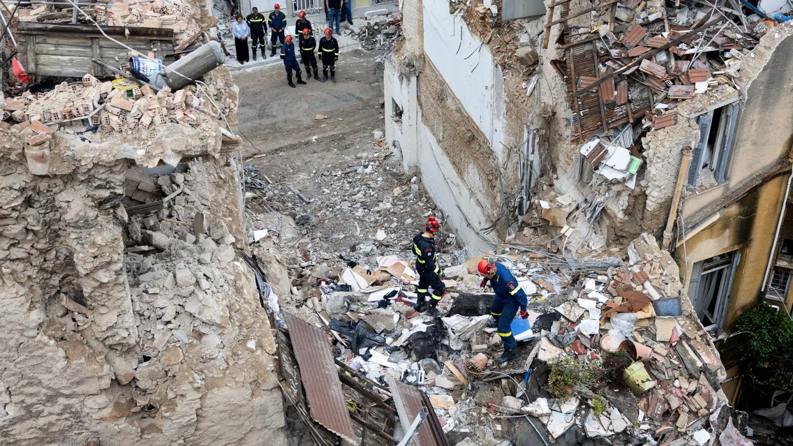 Vier Menschen werden nach der Explosion weiterhin vermisst. (Foto: Yorgos Karahalis/AP/dpa)