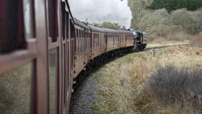Touristenfahrt unter Dampf: Ab Pickering geht es mit der North Yorkshire Moors Railway, einer Museumsbahn, durch den gleichnamigen Nationalpark. (Foto: Stephan Weißenborn/dpa-tmn)