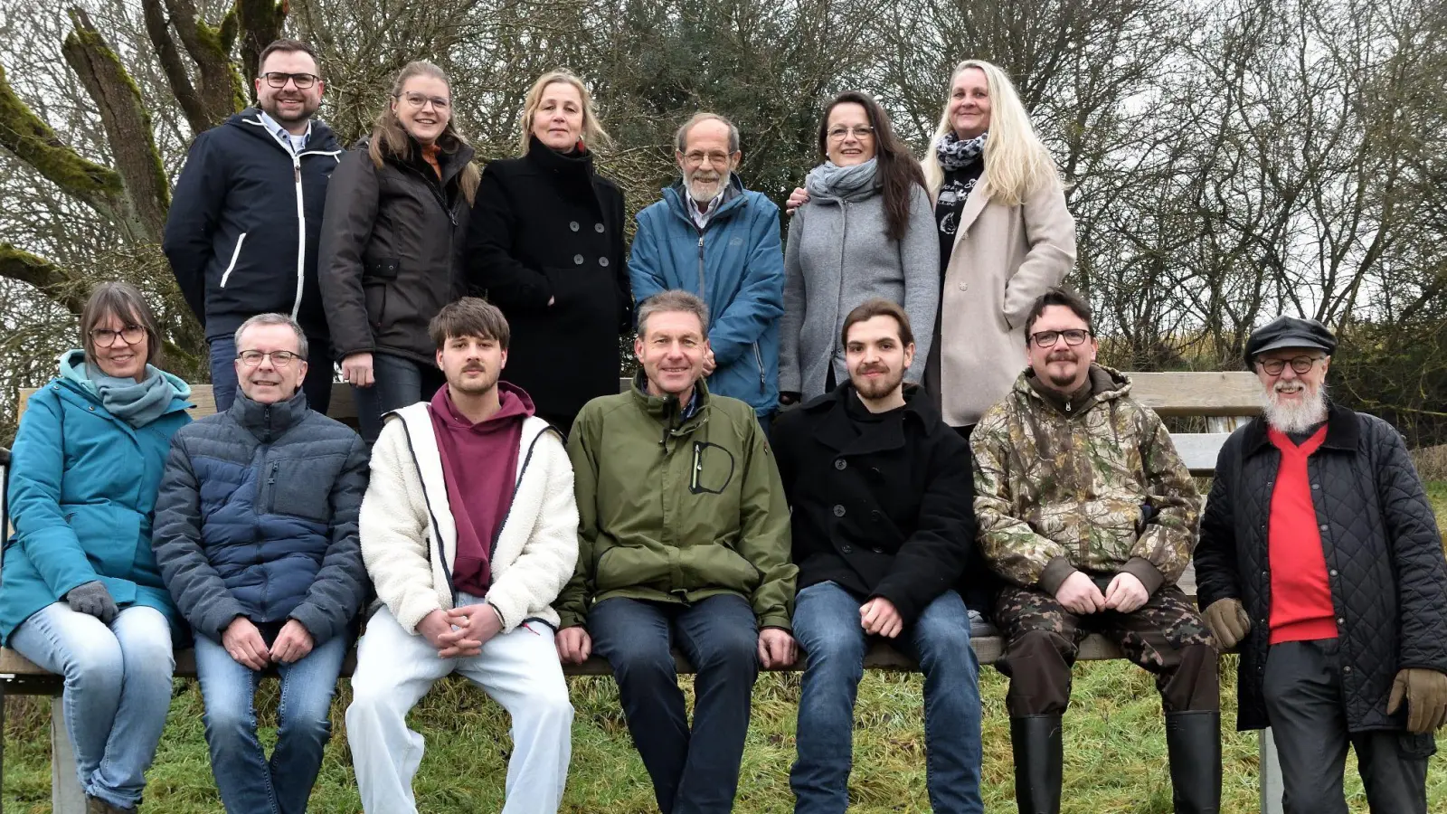 Auf der Riesenbank mit Panoramablick haben die von der Schillingsfürster SPD nominierten Bewerberinnen und Bewerber bequem Platz gefunden. Jetzt geht es um Sitze im Stadtrat. (Foto: Sven Neußer)